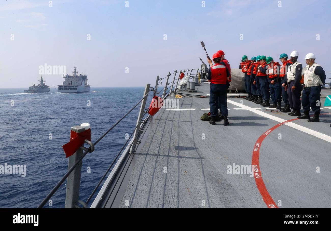 OCÉAN INDIEN (3 mars 2022) le compagnon de Gunner 3rd classe Ethan Larsen, de Riverside, en Californie, se prépare à tirer la ligne de tir sur la balle du destroyer guidé de la classe Arleigh Burke Fitzgerald USS (DDG 62) Comme la frégate de la classe Incheon ROKS Gwangju (FFG-817) effectue un réapprovisionnement en mer avec la flotte de classe Deepak DANS Shakti (A57) pendant l'exercice Milan 2022. L'exercice Milan 2022 est un exercice multilatéral biennal organisé par la Marine indienne auquel les États-Unis participent pour la première fois. L’exercice de cette année est axé sur l’amélioration de l’interaction professionnelle entre les professionnels de la na Banque D'Images