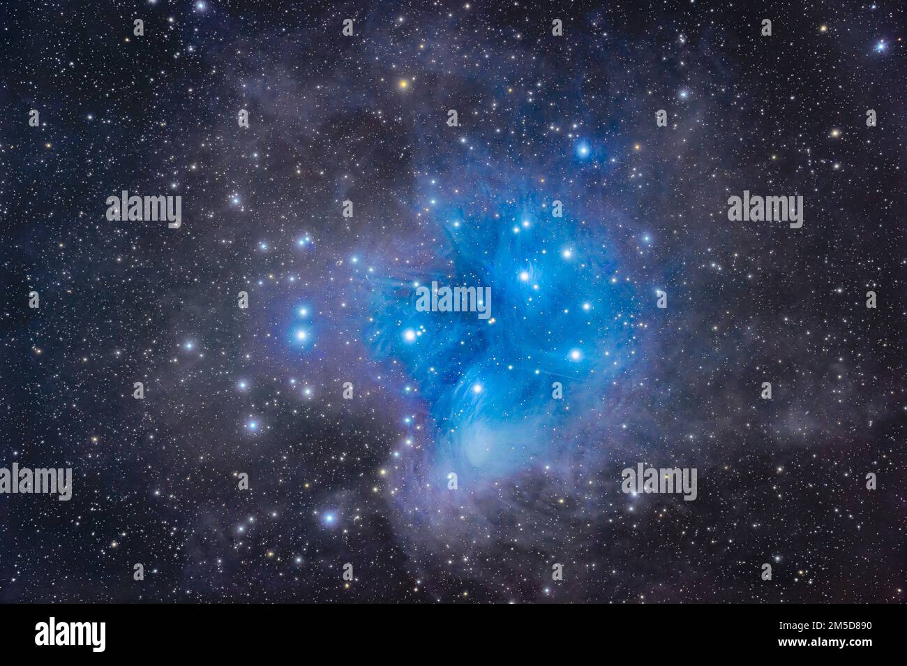 Les Pléiades, alias Messier 45, enchâssées dans la nébulosité poussiéreuse que traverse le groupe d'étoiles en Taurus. Les nuages de poussière sont éclairés par la lumière Banque D'Images