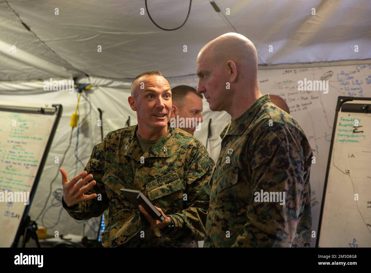 ÉTATS-UNIS Le sergent-major Troy E. Black, 19th du corps maritime, parle au colonel Aaron Angell, commandant du terrain des opérations logistiques du corps maritime (MCLOG), au Centre de combat aérien terrestre du corps maritime, à Twentynine Palms, au 3 mars 2022. Les travaux menés par les Marines au MCLOG ont une incidence sur les décisions de 2030 relatives à la conception future de la force. Le MCLOG fournit une formation individuelle avancée aux logisticiens de la Marine, fournit une formation collective au personnel de la logistique, et exécute des fonctions de formation dirigée et de soutien à l'éducation afin de former et d'éduquer les logisticiens de la FGTMA bien arrondie qui ar Banque D'Images