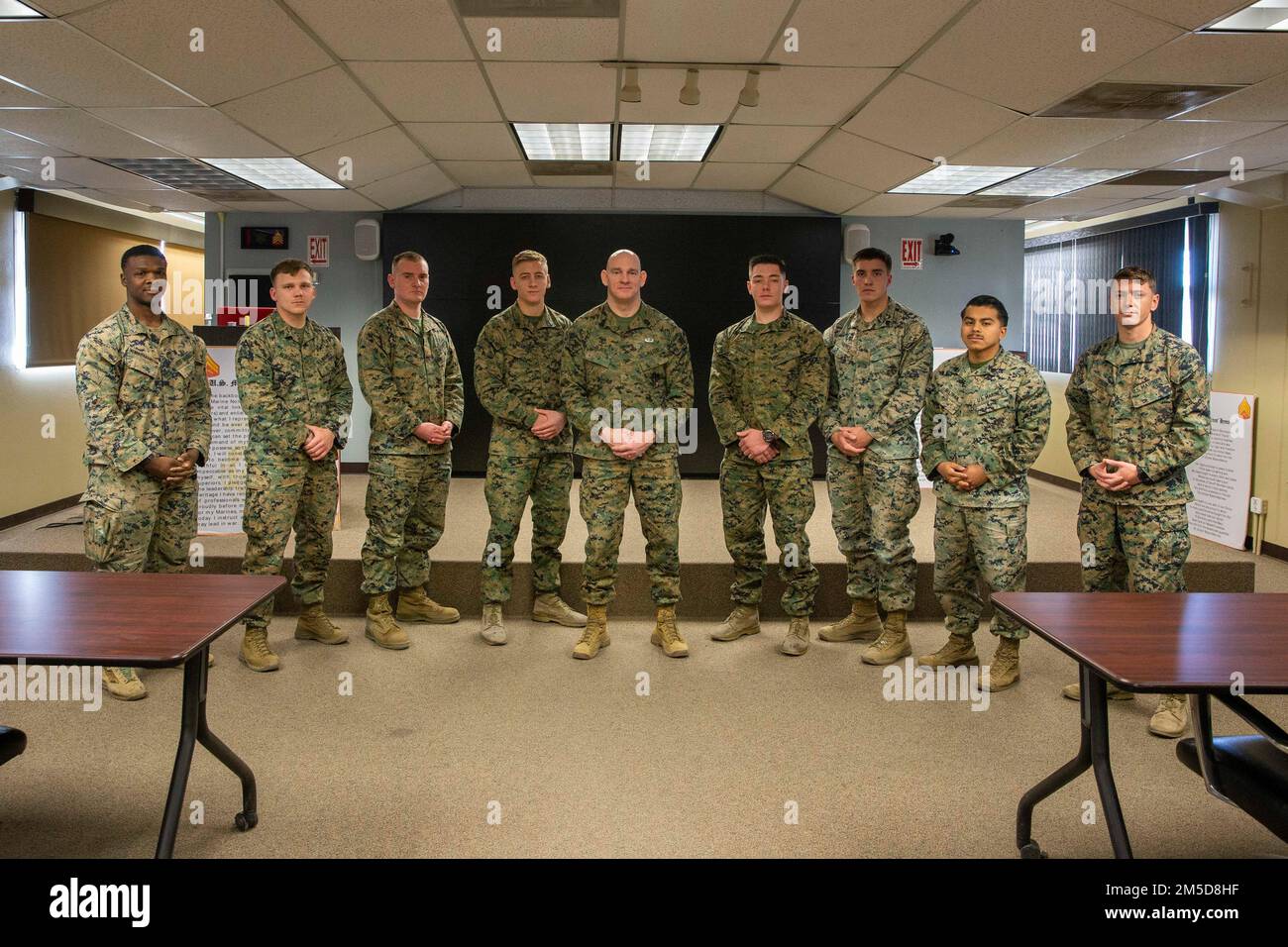 ÉTATS-UNIS Le Sgt. Troy E. Black, sergent-major de 19th du corps des Marines, pose pour une photo avec les Marines qui fréquentent l'école de sergent du Centre de combat aérien du corps des Marines, Twentynine Palms, 3 mars 2022. Le sergent-major a parlé à Marines de la gestion des talents, de la conception des forces, de la performance humaine et du développement des sergents. L'école est destinée à permettre à Marines de servir de leaders éthiques, de combattants professionnels de la guerre, de penseurs critiques et de décideurs solides. Banque D'Images