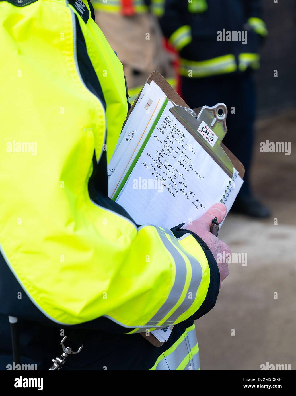 Le chef adjoint Bryan Weeks, du 788th Escadron du génie civil, utilise un presse-papiers pour tenir un calendrier et note 3 mars 2022, alors qu'il classe le service des incendies du canton de Beavercreek au cours d'une séance de formation au Centre d'instruction des incendies de Dayton. Les départements de la base aérienne de Beavercreek et de Wright-Patterson sont des partenaires d'entraide, se prêtant une main au besoin. Banque D'Images