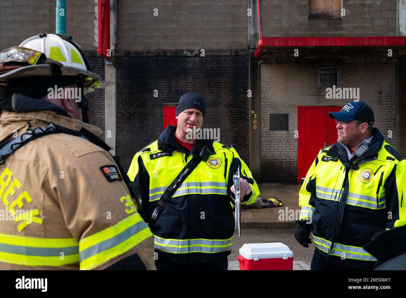 Bryan Weeks (au centre), chef adjoint des pompiers de l'escadron du génie civil 788th pour la formation, Et Mike Roberts (à droite), chef adjoint des pompiers de la SCÉ 788 pour les opérations, font part de leurs commentaires au chef de division Scott Dorsten et au reste du service des incendies du canton de Beavercreek sur 3 mars 2022, à la suite d'un exercice au Centre d'entraînement des pompiers de Dayton. On a demandé aux deux chefs adjoints du service des incendies de la base aérienne Wright-Patterson d'observer l'exercice et d'évaluer la structure de commandement de Beavercreek. Banque D'Images