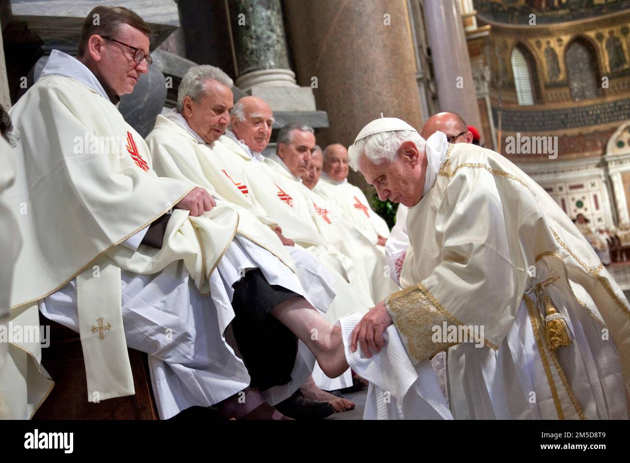 Photo du dossier - le Pape Benoît XVI lave le pied d'un prêtre, pendant le rite du jeudi Saint du lavage des pieds, à Saint-Jean Jean à la basilique de Latran à Rome, Italie sur 21 avril 2011. Le pape Benoît XVI lave les pieds d'une douzaine de prêtres lors d'une cérémonie du jeudi Saint pour symboliser l'humilité. PHOTO par Eric Vandeville/ABACAPRESS.COM Banque D'Images