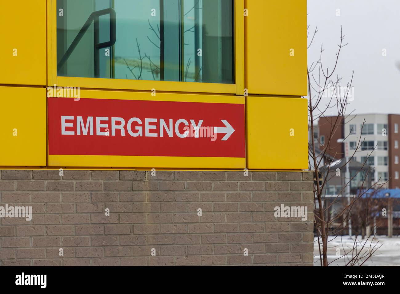 Calgary, Alberta, Canada. 27 décembre 2022. Un panneau d'urgence à l'Hôpital pour enfants de l'Alberta pendant l'hiver. Banque D'Images