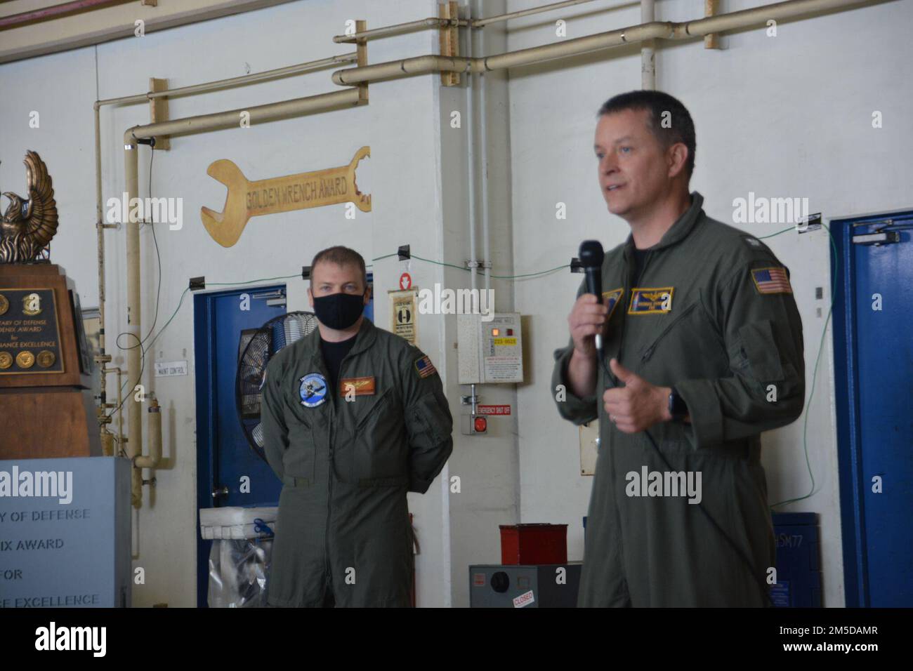 ATSUGI, Japon (3 mars 2022) le capitaine Michael Sweeney, commandant de la Carrier Air Wing (CVW) 5, remet le prix Phoenix à Cmdr. Nicholas Cunningham, commandant de l'escadron de frappe maritime des hélicoptères (USM) 77 lors d'une cérémonie dans le hangar de l'escadron à l'installation aérienne navale Atsugi. La HSM 77 et la CVW 5 sont attachées au commandant de la Force opérationnelle (CTF) 70 et sont déployées dans la zone d'opération de 7th à l'appui d'une Indo-Pacifique libre et ouverte. Banque D'Images