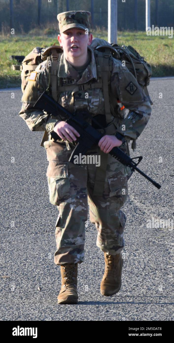 Kassady McLean, spécialiste des ressources humaines, 39th signal Strategic Battalion, effectue une marche de 8 miles sur la base aérienne de Chièvres, Belgique, lors de la compétition de 39th signal Strategic Battalion Best Warrior Competition, 03 mars 2022. (É.-U. Photo de l'armée Henri Cambier) Banque D'Images