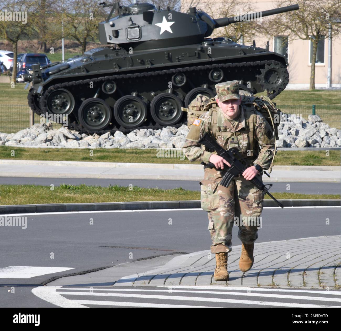 Kassady McLean, spécialiste des ressources humaines, 39th signal Strategic Battalion, dirige le dernier mile d'une marche de 8 miles sur la base aérienne de Chièvres, Belgique, lors de la compétition signal Strategic Battalion Best Warrior Competition, 03 mars 2022, 39th. (É.-U. Photo de l'armée Henri Cambier) Banque D'Images