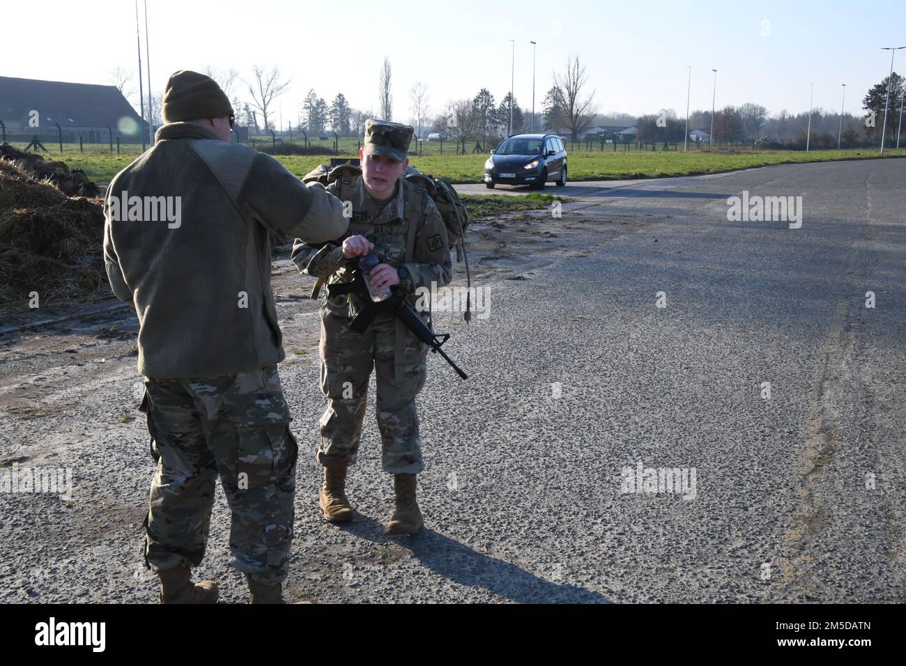 Kassady McLean, spécialiste des ressources humaines, 39th, Bataillon stratégique de signal, se présente au milieu d'une marche de 8 miles sur la base aérienne de Chièvres, Belgique, lors de la compétition du meilleur guerrier du Bataillon stratégique de signal, 03 mars 2022, 39th. (É.-U. Photo de l'armée Henri Cambier) Banque D'Images