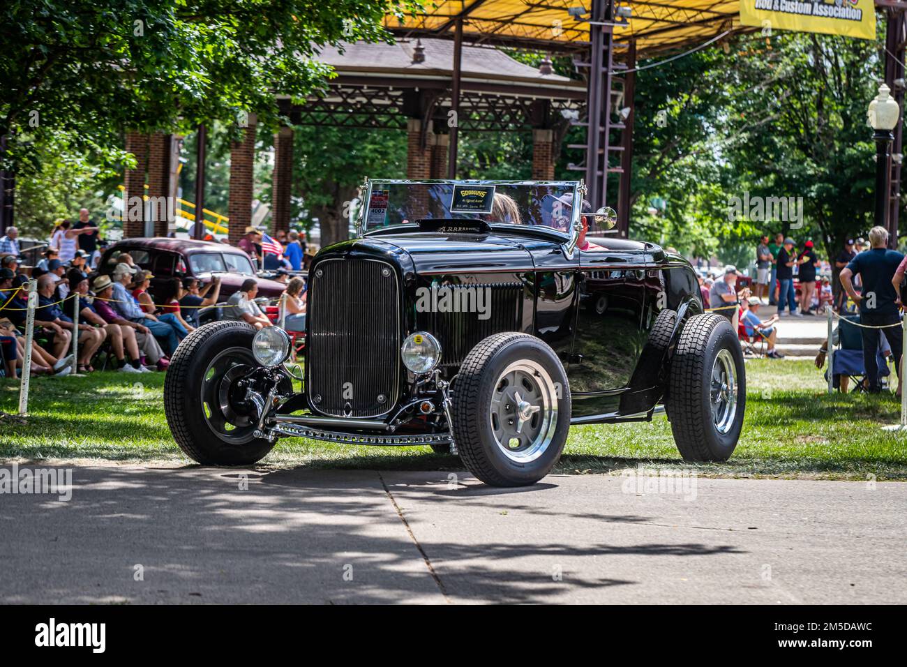 Des Moines, IA - 03 juillet 2022 : vue d'angle avant à faible perspective d'un roadster Ford modèle B 1932 lors d'un salon de voiture local. Banque D'Images