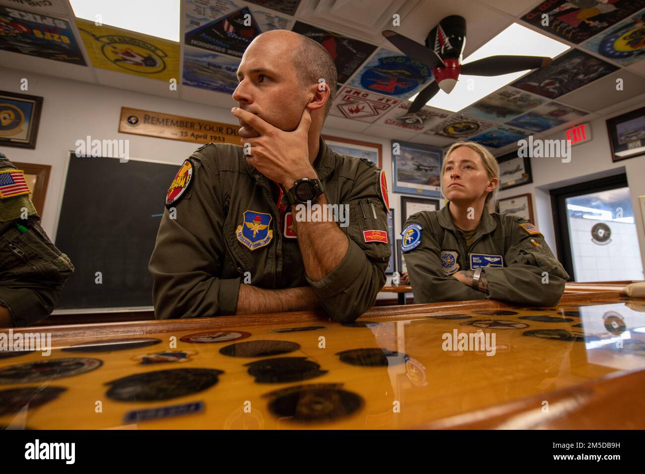 ÉTATS-UNIS Le capitaine de la Force aérienne Jack “Shotgun” Miller, pilote instructeur F-35A du 62nd Escadron de chasseurs, et le 1st lieutenant Macy Miller, pilote KC-10 du 6th Escadron de ravitaillement en vol, écoutent un exposé sur la planification de la mission à la base aérienne de Tyndall, en Floride, au 3 mars 2022. Jack et Macy, affectés à Luke AFB, Arizona, et Travis AFB, Californie, respectivement, Sont frères et sœurs et ont été réunis pour une mission de Tyndall. Banque D'Images