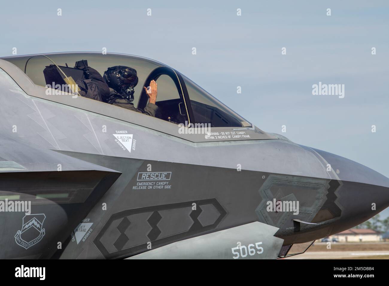 ÉTATS-UNIS Jack “Shotgun”, capitaine de la Force aérienne Miller, pilote instructeur du F-35A du 62nd Escadron de chasseurs, Luke Air Force base, Arizona, signale à un agent de maintenance lors des contrôles en amont à la base aérienne de Tyndall, Floride, 3 mars 2022. Le FS de 62nd a passé environ deux semaines de formation à Tyndall pour compléter une partie de son programme de cours de base pour les étudiants pilotes. Banque D'Images