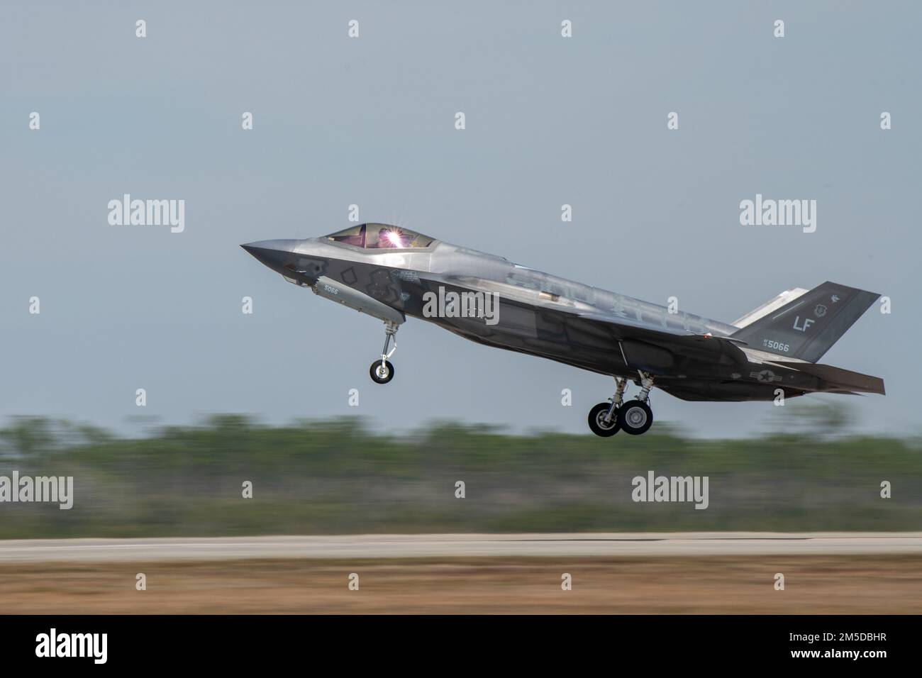 A ÉTATS-UNIS Force aérienne F-35A Lightning II affecté à l'escadron de combat 62nd, Luke Air Force base, Arizona, prend son départ de la base aérienne de Tyndall, Floride, 3 mars 2022. Le FS de 62nd a passé environ deux semaines de formation à Tyndall pour compléter une partie de son programme de cours de base pour les étudiants pilotes. Banque D'Images