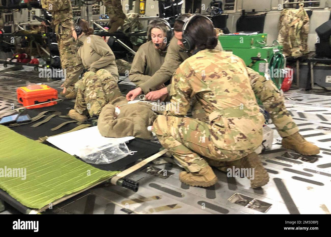 Les techniciens aéromédicaux de l'escadron d'évacuation aérienne 139th ont tendance à s'occuper d'un patient à l'arrière d'un C-17 Globemaster III lors de l'exercice Arctic Eagle-Patriot 2022 en Alaska, au 3 mars 2022. Les équipes d'Aeromédical ont travaillé sur un C-130, un KC-135 et un C-17 pendant l'exercice. (Photo de la Garde nationale aérienne par le sergent d'état-major Molly Newell) Banque D'Images
