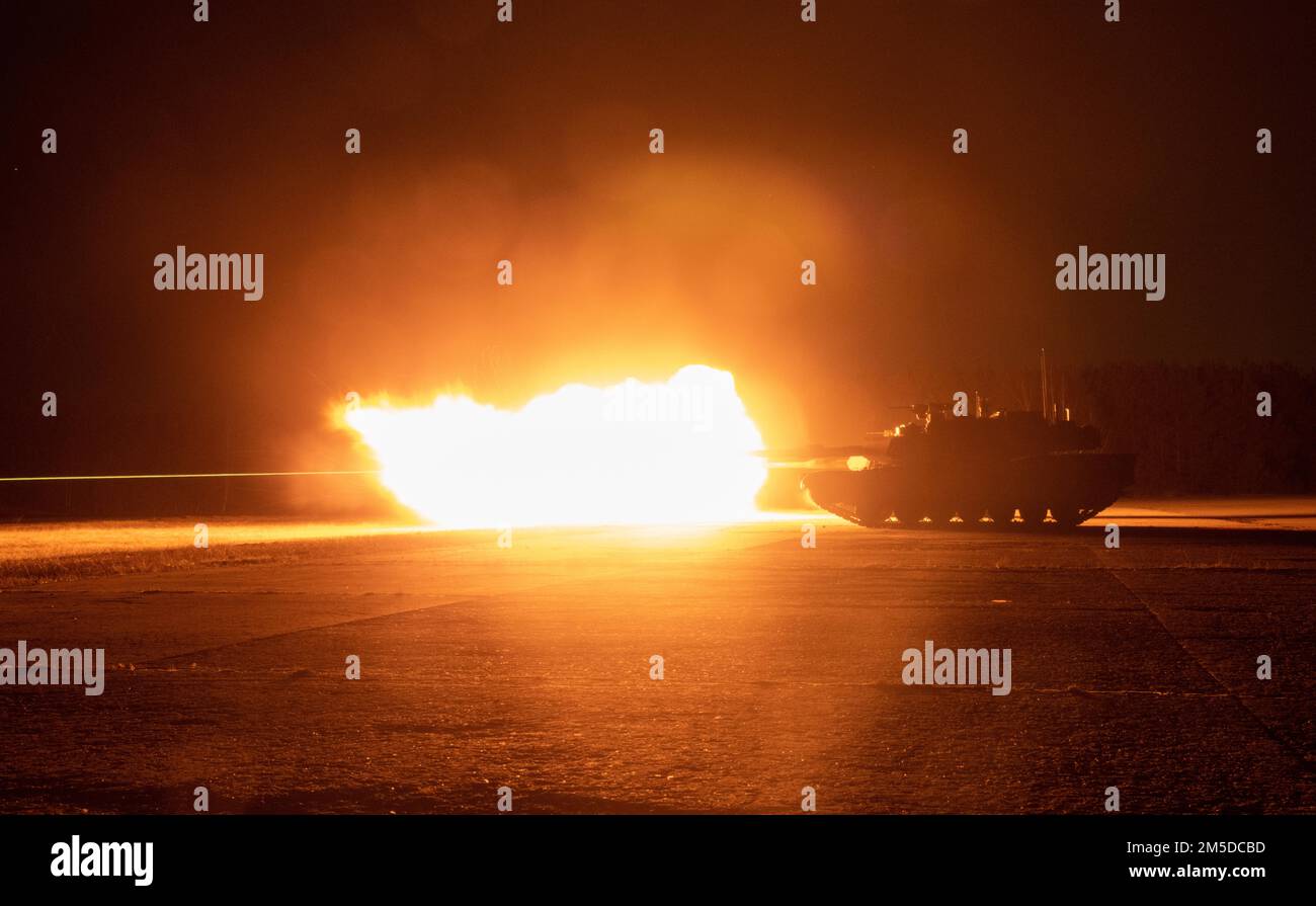 ÉTATS-UNIS Les soldats de l'équipe de combat de la Brigade blindée de 1st, division d'infanterie de 3rd, effectuent un exercice de tir en direct avec les chars de bataille principaux d'Abrams M1A2 dans la zone d'entraînement de Grafenwoehr du Commandement de l'instruction de l'Armée de terre de 7th, en Allemagne, au 3 mars 2022. L'ABCT de 1st, 3rd ID, a été déployé en Europe pour assurer les alliés de l'OTAN, décourager l'agression contre les États membres de l'OTAN et s'entraîner avec les forces de la nation hôte. Banque D'Images