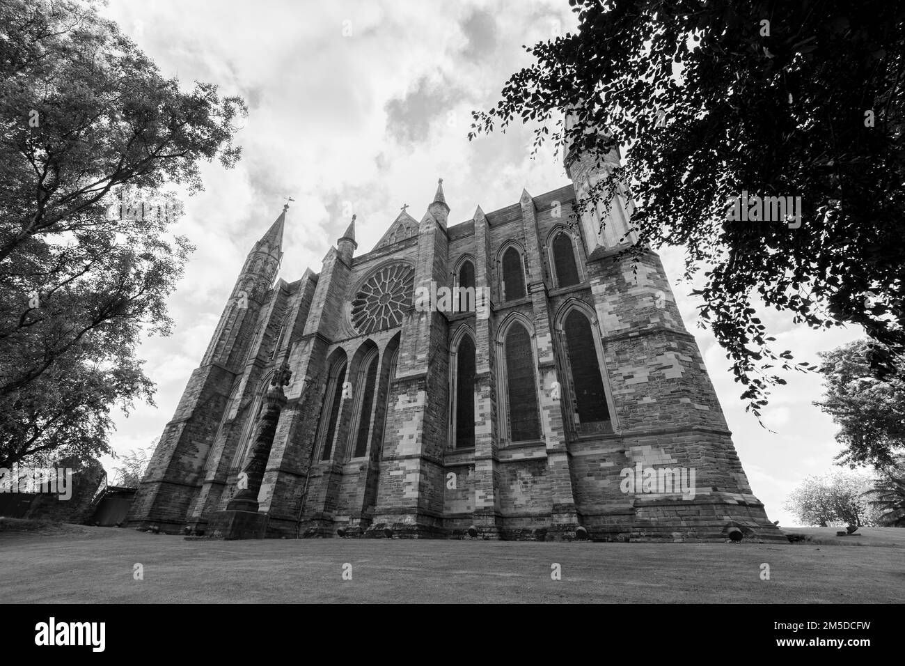 Durham Angleterre: 2022-06-07: Extérieur de la cathédrale de Durham pendant la journée ensoleillée d'été. Tourelles à grand angle et vitraux Banque D'Images
