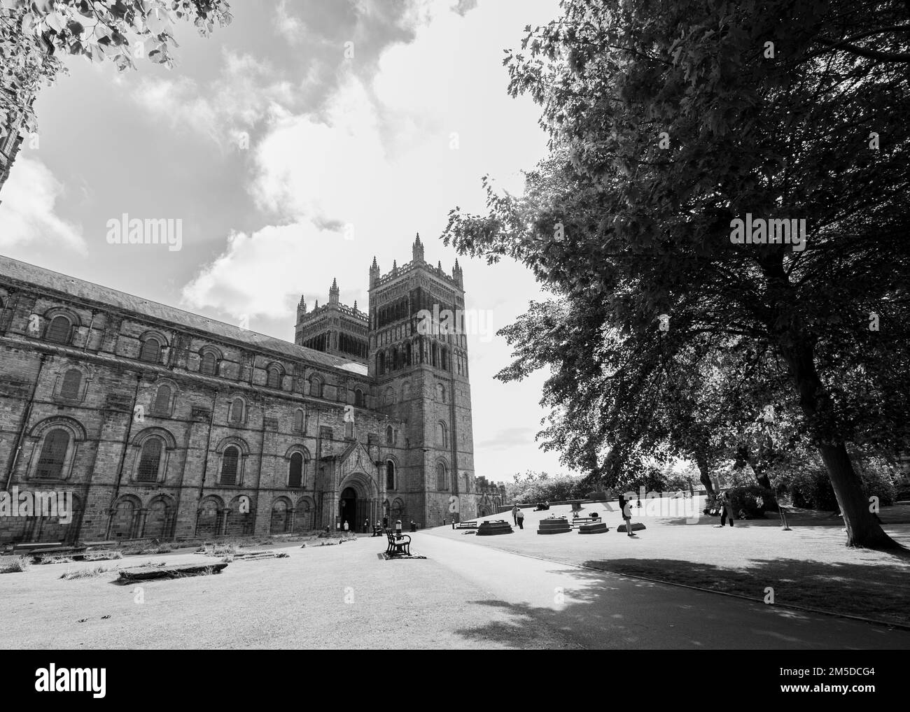 Durham Angleterre: 2022-06-07: Extérieur de la cathédrale de Durham pendant la journée ensoleillée d'été. Vue grand angle Banque D'Images