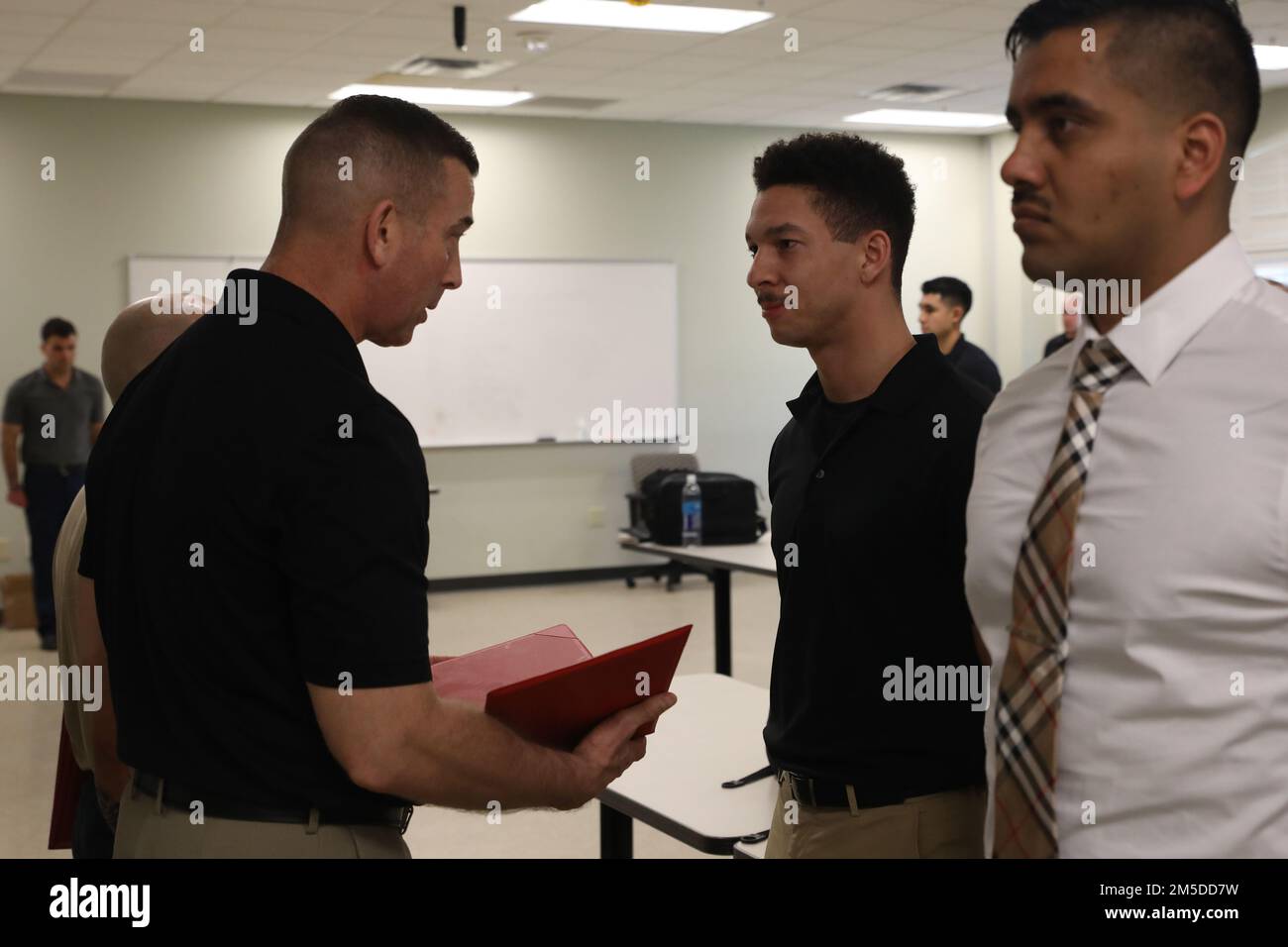 ÉTATS-UNIS Le sergent Jadirian Brazle, recruteur au poste de recrutement Baton Rouge, est récompensé par le colonel lance J. Langfeldt, commandant du district du corps maritime de 6th, pour avoir dépassé et dépassé leur mission contractuelle lors d'un événement de formation à toutes les mains qui s'est tenu à Baton Rouge, en Louisiane, au 4 mars 2022. Brazle a reçu une médaille de la Marine et du corps des Marines avec des pairs pour leurs efforts combinés visant à enrôler 12 autres poolés en janvier. Banque D'Images