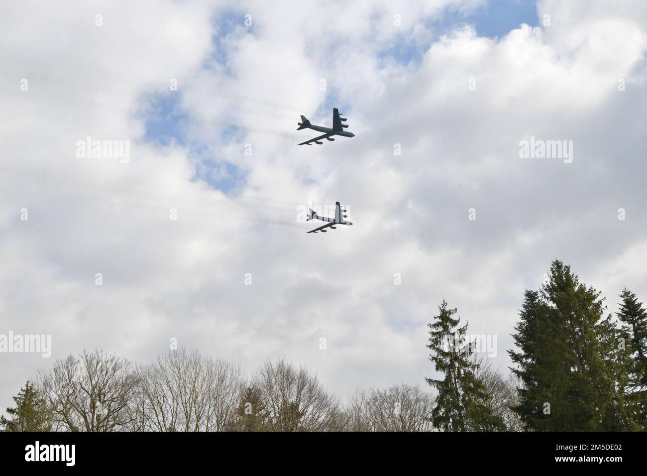 ÉTATS-UNIS Les bombardiers Stratosforteresse de la Force aérienne B-52H soutiennent une activité d'entraînement systématique et préplanifiée de ciblage dynamique et de soutien aérien rapproché dans la zone d'entraînement de Grafenwoehr, en Allemagne, au 4 mars 2022, en soutien aux alliés de l'OTAN et aux partenaires régionaux. Les B-52H sont habités par un équipage affecté à la 5th Bomb Wing de la base aérienne de Minot, Dakota du Nord. Les rotations de la Force opérationnelle des bombardiers démontrent l’engagement indéfectible des États-Unis à promouvoir la sécurité régionale aux côtés de nos alliés de l’OTAN et de nos partenaires régionaux. Banque D'Images