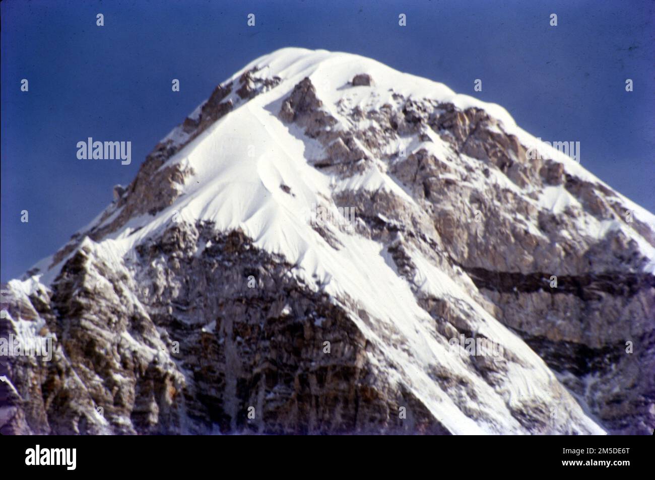 Pumori est une montagne située à la frontière entre le Népal et la Chine, dans la section de Mahalangur de l'Himalaya. Pumori se trouve à seulement huit kilomètres à l'ouest du mont Everest. Pumori, signifiant 'la fille de montagne' en langue Sherpa, a été nommé par George Mallory. 'Pumo' signifie jeune fille ou fille et 'RI' signifie montagne en langue Sherpa. Banque D'Images