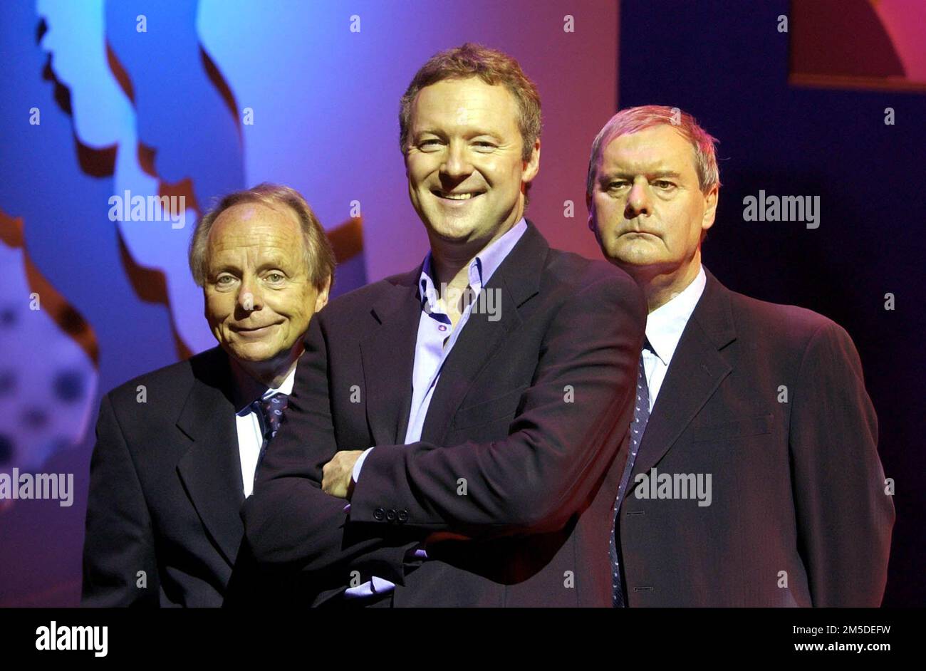 Photo du dossier datée du 2/10/2002 de JRory Bremner sur scène au théâtre Albery dans le centre de Londres avec John Bird (à gauche) et John Fortune. Le comédien Rory Bremner a rendu hommage à « l'un des plus grands satiristes », John Bird, décédé à l'âge de 86 ans. Bird est devenu connu pour ses croquis exécutés aux côtés de John Fortune et Bremner dans le spectacle satirique de Channel 4, Bremner, Bird et Fortune. Date de publication : mercredi 28 décembre 2022. Banque D'Images