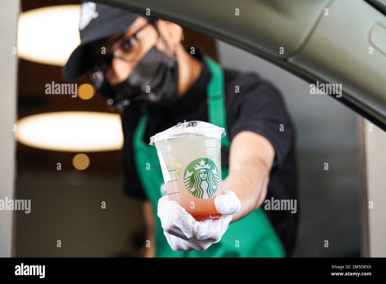 Les employés de Starbucks donnent des commandes au drive. Fraise à la limonade. Banque D'Images