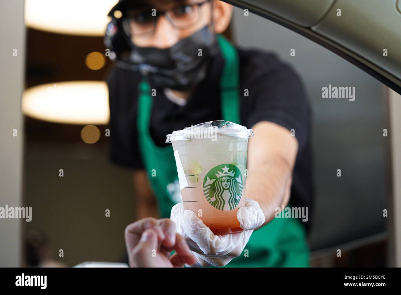 Les employés de Starbucks donnent des commandes au drive. Fraise à la limonade. Banque D'Images