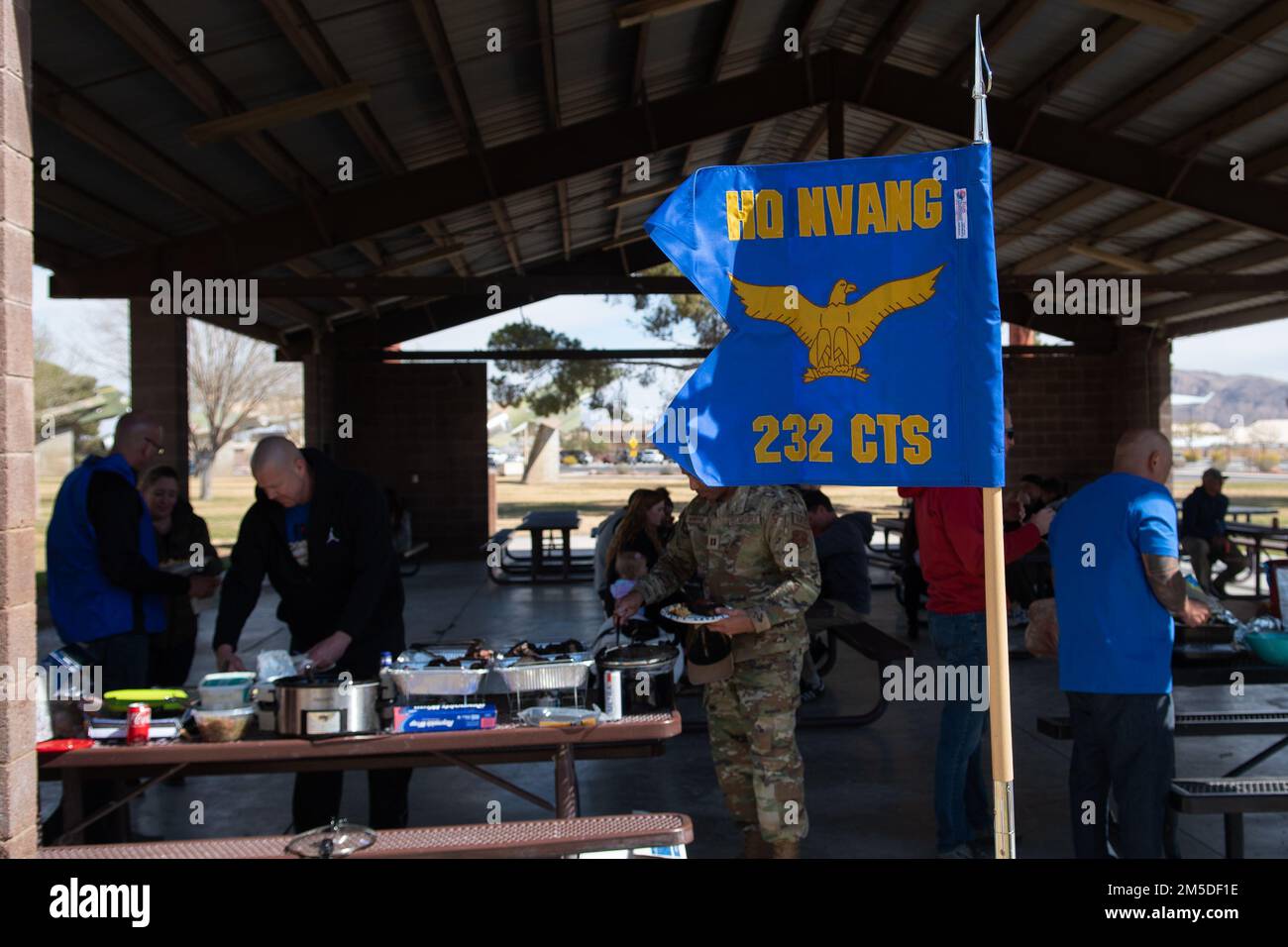 Le 232nd Escadron d'entraînement au combat a célébré le 4 mars 2022 le renouvellement de son unité au parc Freedom, à la base aérienne de Nellis (Nevada). La CTS 232nd est passée du vol et de l'entretien de systèmes d'aéronefs à pilotage à distance à la prise en charge des essais opérationnels et de la maintenance des F-22 et F-35. Banque D'Images