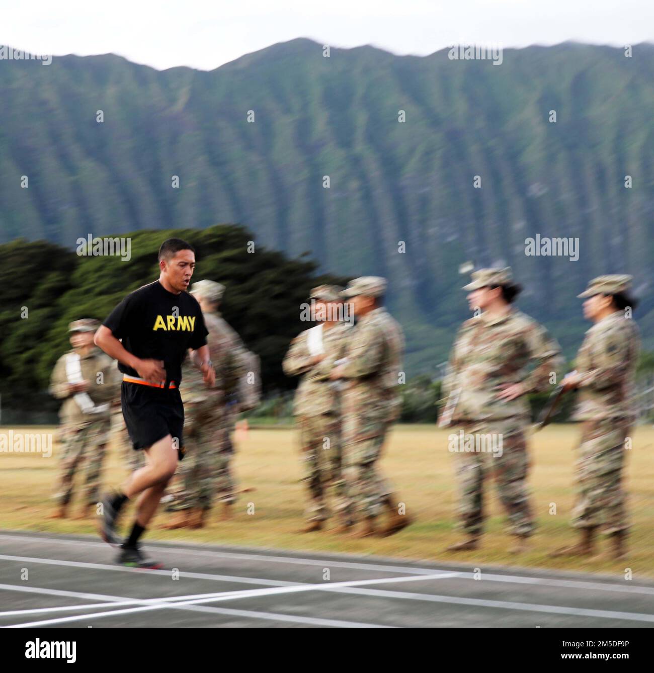 Eric K. Martins, soldat de la Garde nationale de l'armée d'Hawaï (HIARNG) affecté à la Bravo Company, 1st escadron, 299th Cavalry Regiment, se dirige vers la ligne d'arrivée lors de l'épreuve annuelle du meilleur Warrior Competition (BWC) Army combat Fitness Test (ACFT) au Regional Training Institute (RTI), Waimano, Hawaii, 4 mars 2022. Le BWC est un événement annuel de trois jours dans lequel les soldats et les officiers non-commissionnés (NCO) de la HIARNG et de la Réserve de l'armée d'Hawaï concourent pour gagner le titre de «meilleur guerrier». La CBB teste la capacité individuelle des soldats à s'adapter et à surmonter c Banque D'Images