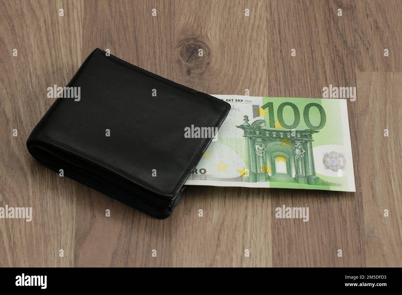 100 euros en retrait du portefeuille. Un billet papier de 100 euros. Symbole pour les dépenses croissantes, l'inflation, le paiement des factures des ménages, le salaire, la prime, Banque D'Images