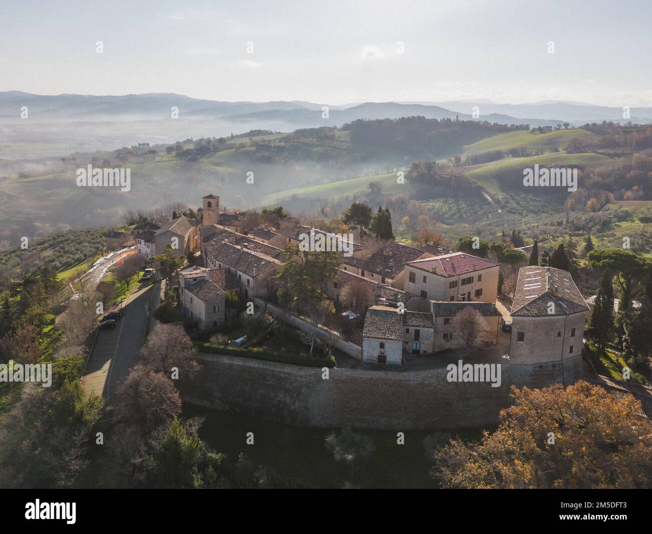 Italie, décembre 2022 : vue aérienne du magnifique village médiéval de Montegridolfo dans la province de Rimini, dans la région de l'Émilie-Romagne Banque D'Images