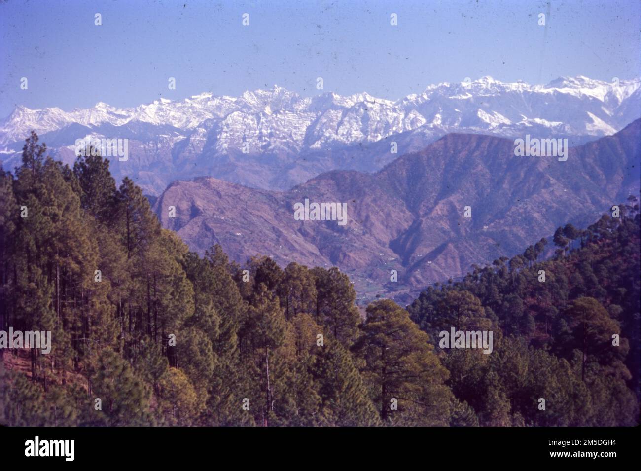 La chaîne PIR Panjal est un groupe de montagnes de la région du petit Himalaya, allant de l'est-sud-est à l'ouest-nord-ouest à travers les territoires indiens de l'Himachal Pradesh et de Jammu-et-Cachemire et puis Azad Cachemire et Punjab au Pakistan. Banque D'Images