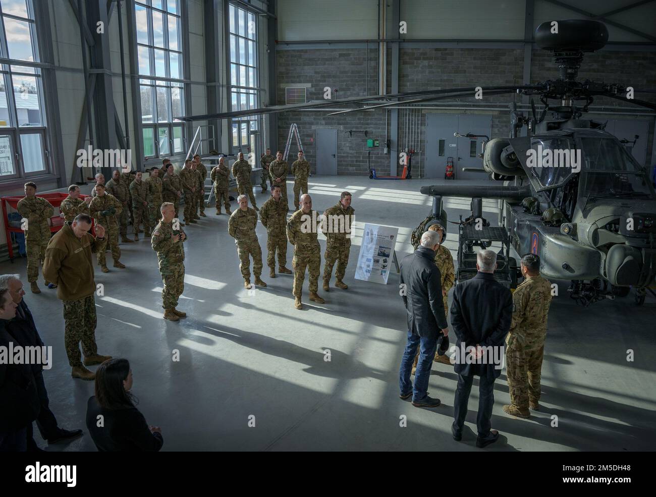 Arturs Krišjānis Kariņš, Premier ministre de Lettonie, Artis Pabriks, ministre letton de la Défense et États-Unis Le général de division Douglas A. Sims II, commandant général de la 1st Division d'infanterie et fort Riley, rencontrent des soldats du 1-3rd Bataillon d'attaque, 12th Brigade de l'aviation de combat à la base aérienne de Lielvārde (4 mars 2022). Le renforcement de notre interopérabilité avec nos alliés et partenaires de l'OTAN renforce les relations régionales que nous avons développées. 12 CAB est la seule brigade aérienne durable présente dans toute l'Europe qui nous permet de nous dissuader et de nous défendre contre les menaces de n'importe quelle direction. Banque D'Images