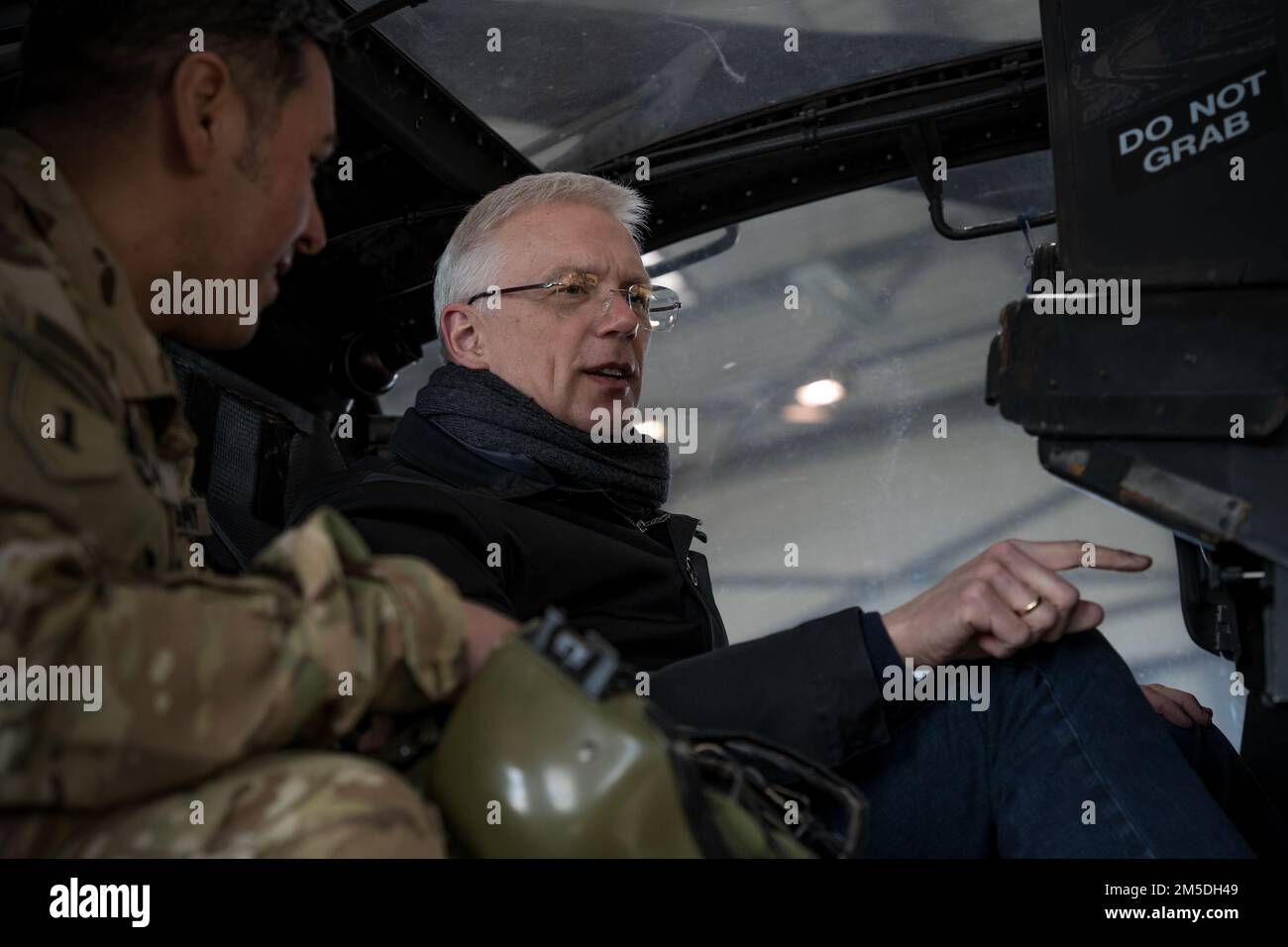 Arturs Krišjānis Kariņš, Premier ministre de Lettonie, voit le poste de pilotage d'un américain Hélicoptère Apache Longbow de l'armée AH-64D avec l'aide de deux soldats affectés au bataillon d'attaque 1-3rd, 12th Brigade de l'aviation de combat à la base aérienne de Lielvārde, 4 mars 2022. Le renforcement de notre interopérabilité avec nos alliés et partenaires de l'OTAN renforce les relations régionales que nous avons développées. 12 CAB est la seule brigade aérienne durable présente dans toute l'Europe qui nous permet de nous dissuader et de nous défendre contre les menaces de n'importe quelle direction. Banque D'Images