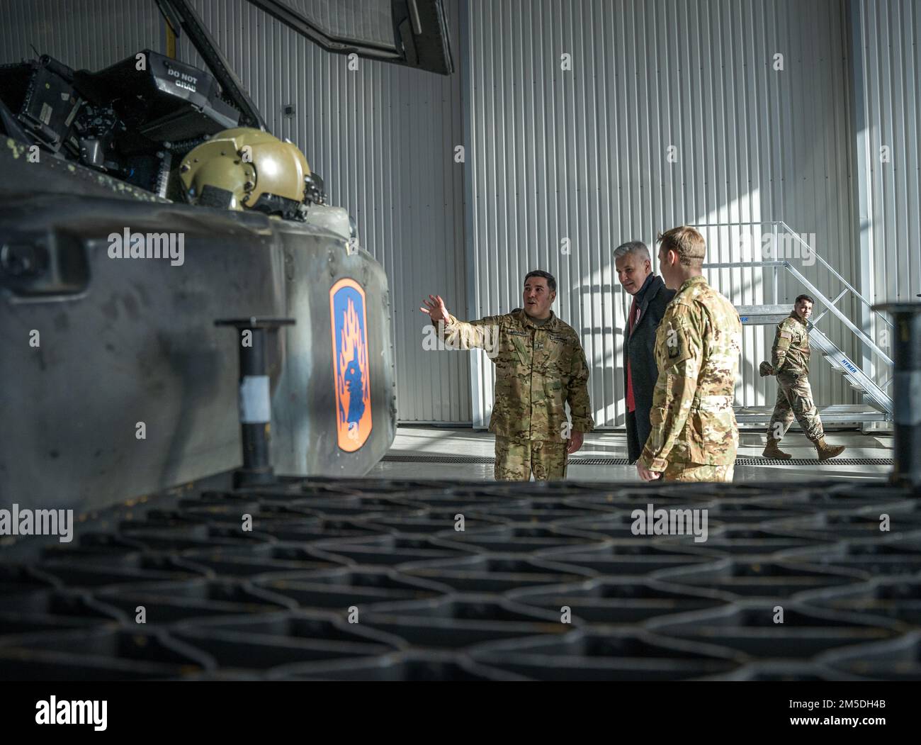 Artis Pabriks, ministre de la Défense de la Lettonie, a un point de vue des États-Unis Hélicoptère Apache Longbow de l'armée AH-64D avec l'aide de deux soldats affectés au bataillon d'attaque 1-3rd, 12th Brigade de l'aviation de combat à la base aérienne de Lielvārde 4 mars 2022. Le renforcement de notre interopérabilité avec nos alliés et partenaires de l'OTAN renforce les relations régionales que nous avons développées. 12 CAB est la seule brigade aérienne durable présente dans toute l'Europe qui nous permet de nous dissuader et de nous défendre contre les menaces de n'importe quelle direction. Banque D'Images