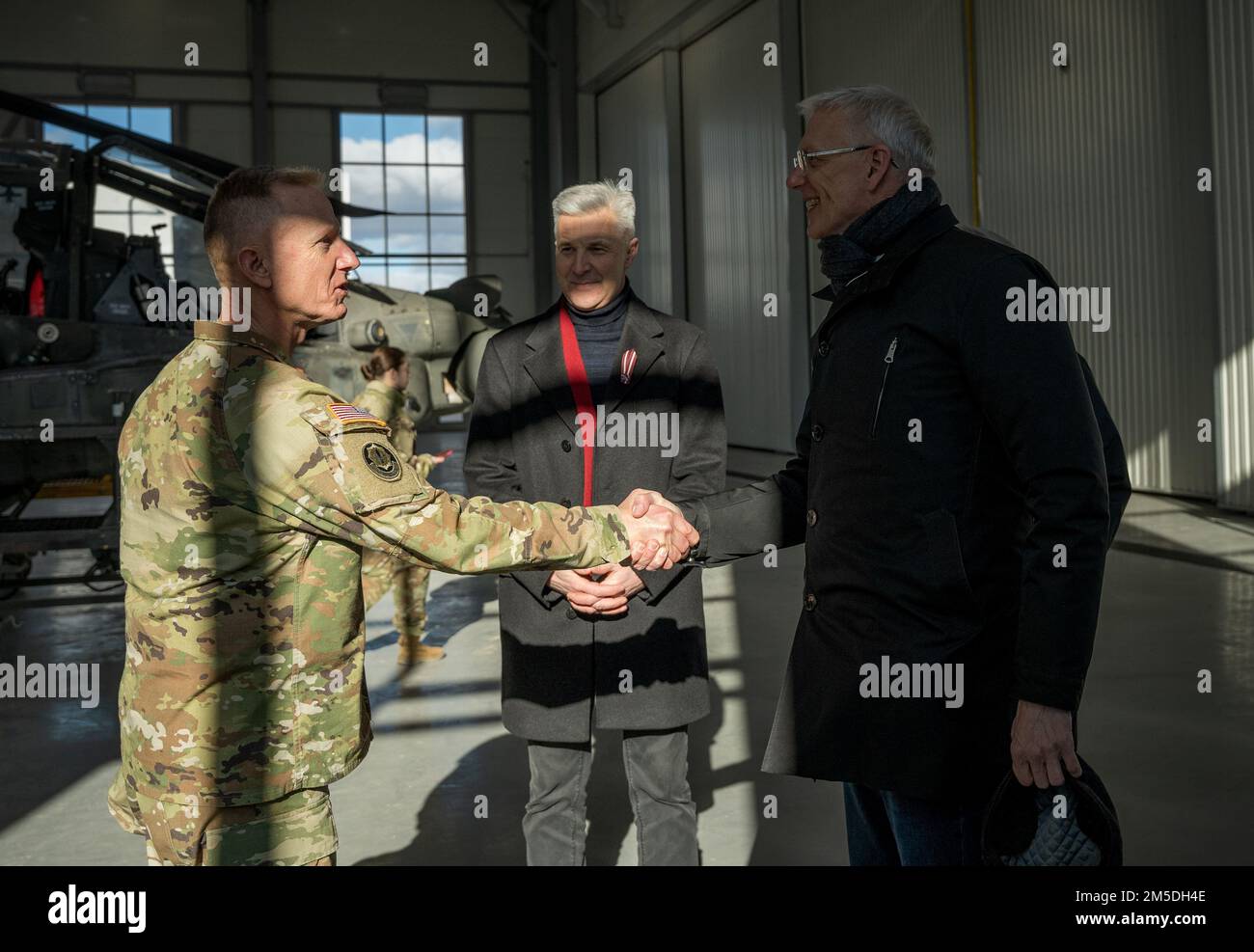 Arturs Krišjānis Kariņš (à droite), Premier ministre de Lettonie, salue les États-Unis Le général de division Douglas A. Sims II (à gauche), commandant général, 1st, Division d'infanterie, et fort Riley, à la base aérienne de Lielvārde, 4 mars 2022. Le renforcement de notre interopérabilité avec nos alliés et partenaires de l'OTAN renforce les relations régionales que nous avons développées. 12 CAB est la seule brigade aérienne durable présente dans toute l'Europe qui nous permet de nous dissuader et de nous défendre contre les menaces de n'importe quelle direction. Banque D'Images