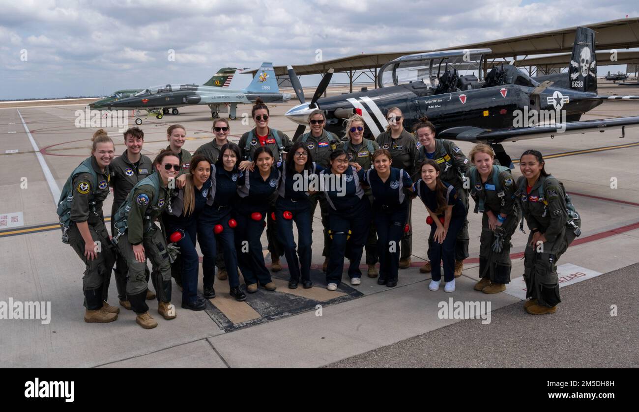 Les élèves du district scolaire indépendant de San Felipe Del Rio Consolidated prennent une photo avec les pilotes de Laughlin devant 3 jets sur 4 mars 2022, à la base aérienne de Laughlin, Texas. Les élèves ont visité Laughlin et ont parlé avec des pilotes pour en apprendre davantage sur la mission de Laughlin. Banque D'Images