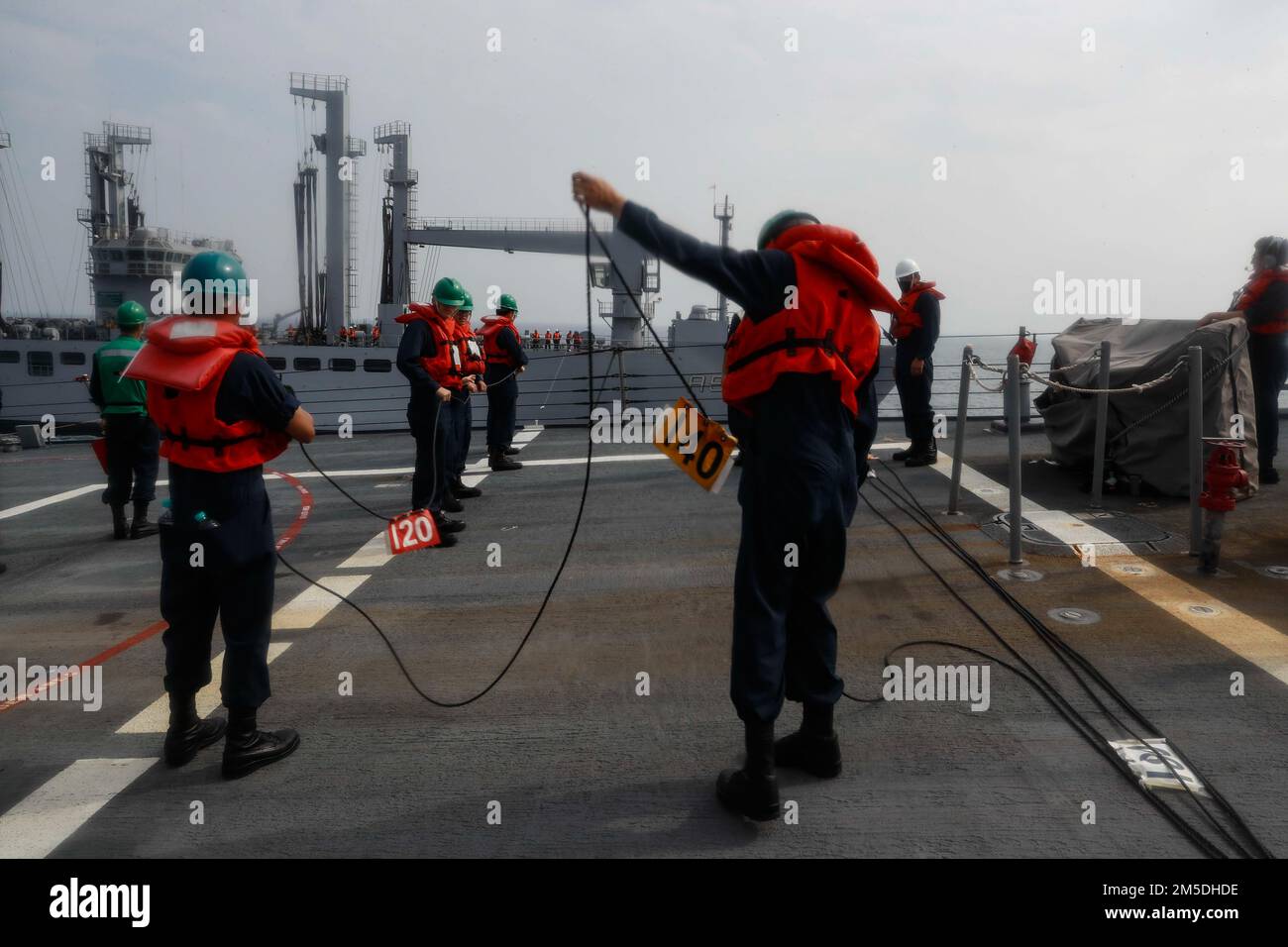 Les marins DE L'OCÉAN INDIEN (5 mars 2022) affectés au destroyer à missiles guidés de classe Arleigh Burke USS Fitzgerald (DDG 62) relaient la ligne téléphonique et la ligne de distance lors d'un réapprovisionnement en mer avec le pétrolier de classe Deepak INS Shakti (A57). Fitzgerald est sur un déploiement prévu dans la zone d'exploitation de la flotte américaine 7th afin d'améliorer l'interopérabilité avec les alliances et les partenariats tout en servant de force de réaction prête à l'emploi pour soutenir une région libre et ouverte d'Indo-Pacifique. Banque D'Images