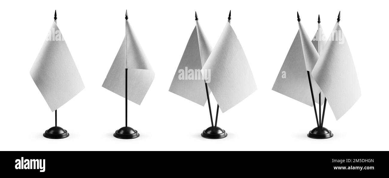 Ensemble de petits drapeaux blancs sur fond blanc. Banque D'Images