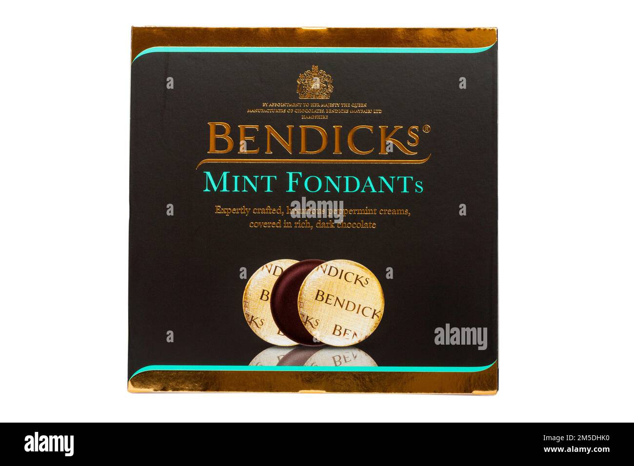 Boîte de pastilles de menthe Bendicks isolées sur fond blanc - crèmes de menthe poivrée couvertes de chocolat noir riche Banque D'Images