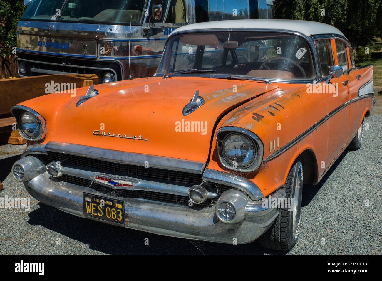 Un bel Air 1956 de Chevrolet rouillé en orange, avec des toiles d'araignée Banque D'Images