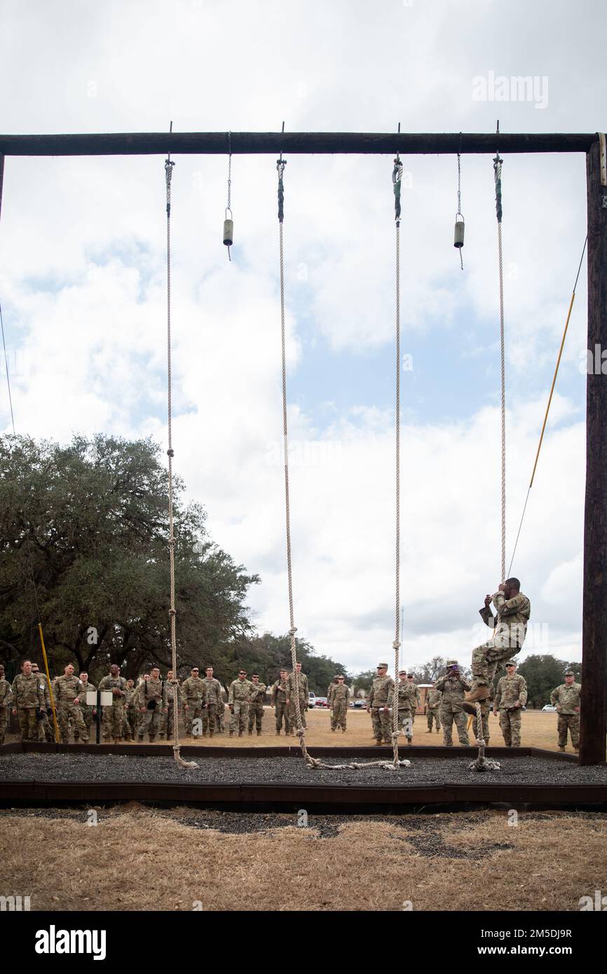 ÉTATS-UNIS Le cadre de la Réserve de l'armée explique aux élèves comment effectuer le cours d'obstacle de haut de montée à la compétition de meilleur guerrier du consortium de 3 mars à travers le 6 au Camp Bullis à San Antonio, Texas. Le consortium BWC de 2022 comprend une marche de 12 milles de ruck, des qualifications d'armes, le test de condition physique de combat de l'Armée de terre, la survie de l'eau, le cours d'obstacle, la navigation terrestre, et la guerre urbaine. Ce concours a été organisé conjointement par des soldats du Commandement de l'instruction 80th, du Commandement médical 807th, du Commandement de l'intervention opérationnelle 76th, de la Division de l'état de préparation 63rd, du 81st RD, du 88th RD et du 99th RD. Banque D'Images