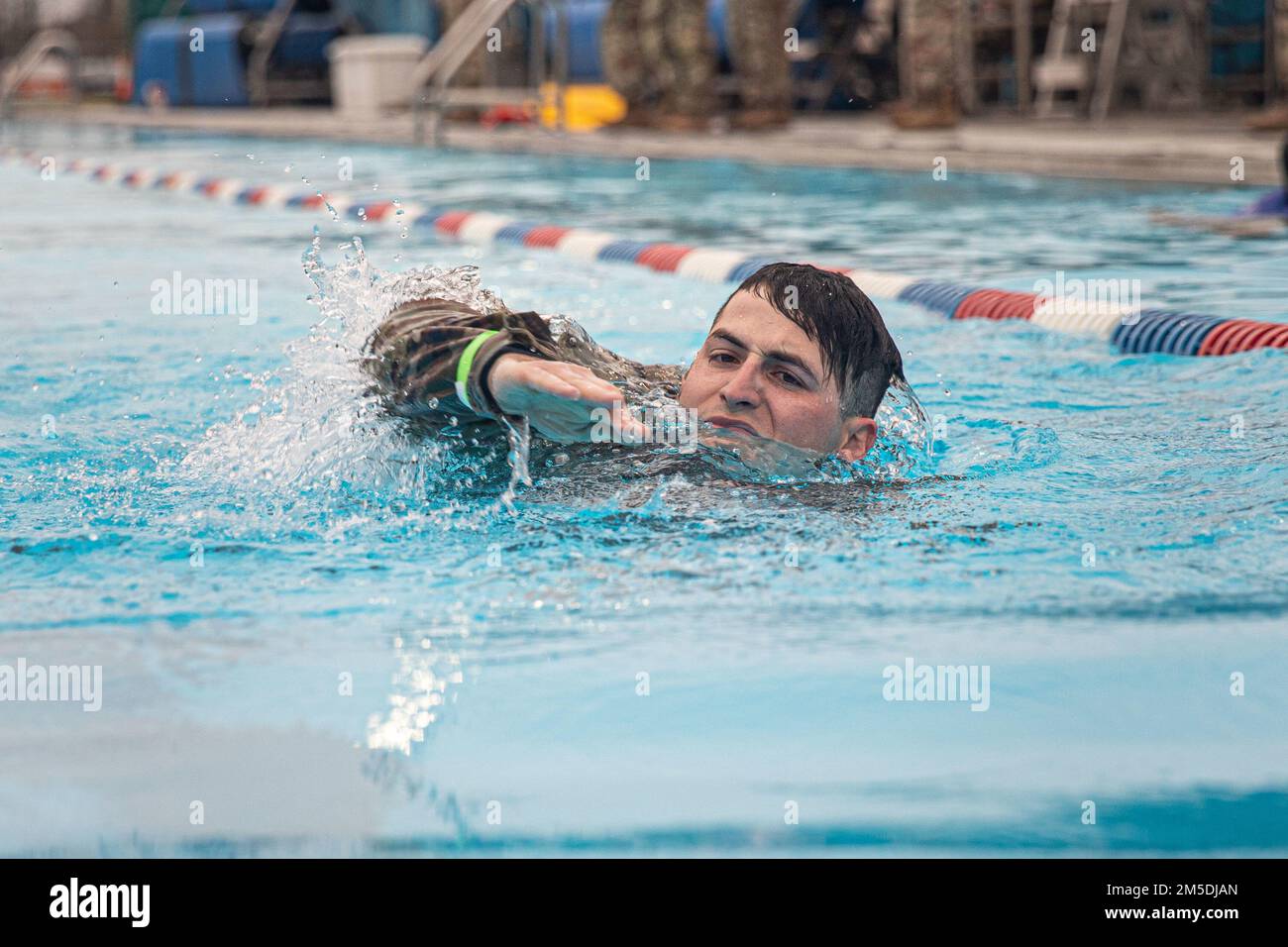 ÉTATS-UNIS Le soldat de la Réserve militaire joue l'événement de natation à la compétition de meilleur guerrier du consortium de 3 mars à 6 au Camp Bullis à San Antonio, Texas. Le consortium BWC de 2022 comprend une marche de 12 milles de ruck, des qualifications d'armes, le test de condition physique de combat de l'Armée de terre, la survie de l'eau, le cours d'obstacle, la navigation terrestre, et la guerre urbaine. Ce concours a été organisé conjointement par des soldats du Commandement de l'instruction 80th, du Commandement médical 807th, du Commandement de l'intervention opérationnelle 76th, de la Division de l'état de préparation 63rd, du 81st RD, du 88th RD et du 99th RD. Banque D'Images