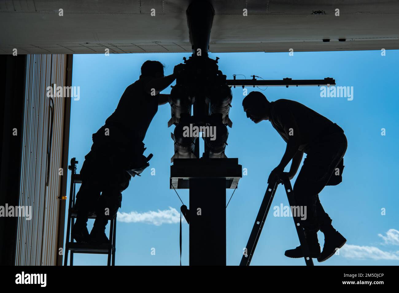 ÉTATS-UNIS Airman Dakota ball, principal de la Force aérienne, et Sgt Brett Doyle, tous deux membres de l’équipage de chargement d’armes de l’Escadron de maintenance des aéronefs 16th, 27th, opérations spéciales, Charger des missiles sur un avion AC-130W Stinger II lors de la compétition de l'équipage de charge annuelle 2021 du Groupe de maintenance des opérations spéciales de 27th à la base aérienne de Cannon, Nouveau-Mexique, 4 mars 2022. Pendant les compétitions de chargement d'armes, chaque équipe de chargement concurrente est évaluée en fonction de la sécurité, de la compétence technique et de la rapidité. Banque D'Images