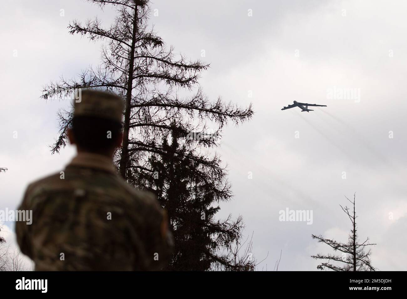 ÉTATS-UNIS Les bombardiers de la Force aérienne B-52H Stratofortress effectuent des survols à faible col dans la zone d'entraînement de Grafenwoehr, Allemagne, 4 mars 2022. Les B-52H sont habités par des membres d'équipage affectés à l'aile Bomb 5th de la base aérienne de Minot, Dakota du Nord, Et survole actuellement l’Europe pour soutenir la décision des États-Unis d’accroître leur présence et leurs activités en Europe dans le cadre de leur engagement ferme et inlassable envers nos alliés et partenaires de l’OTAN. Banque D'Images