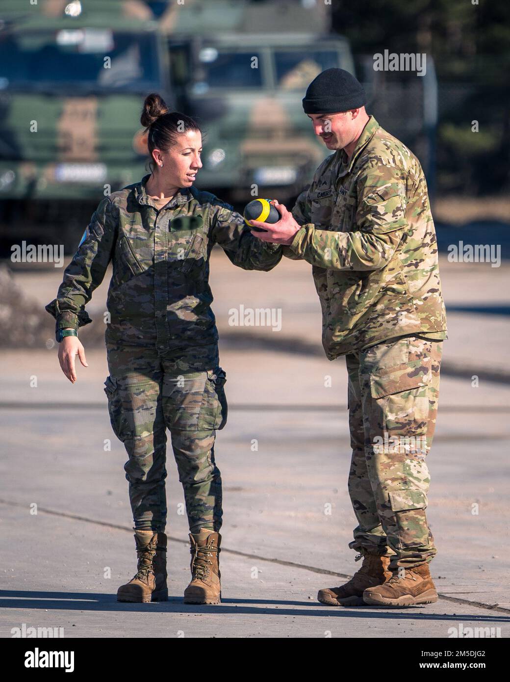 ÉTATS-UNIS Le Cpl. Carter, affecté à la Brigade d'artillerie de défense aérienne de 164th, enseigne à un soldat des Forces de défense lettones comment lancer un football américain pendant le temps d'échange social/culturel entre les deux unités pendant l'exercice sabre Strike sur 4 mars 2022 en Lettonie. L'exercice se déroule en mars avec environ 13 000 participants de 13 pays et a lieu tous les 2 ans depuis 2010. L'événement de formation est prévu pendant l'hiver pour démontrer la capacité de fonctionner dans des conditions austères. Banque D'Images ÉTATS-UNIS Le Cpl. Carter, affecté à la Brigade d'artillerie de défense aérienne de 164th, enseigne à un soldat des Forces de défense lettones comment lancer un football américain pendant le temps d'échange social/culturel entre les deux unités pendant l'exercice sabre Strike sur 4 mars 2022 en Lettonie. L'exercice se déroule en mars avec environ 13 000 participants de 13 pays et a lieu tous les 2 ans depuis 2010. L'événement de formation est prévu pendant l'hiver pour démontrer la capacité de fonctionner dans des conditions austères. Banque D'Images