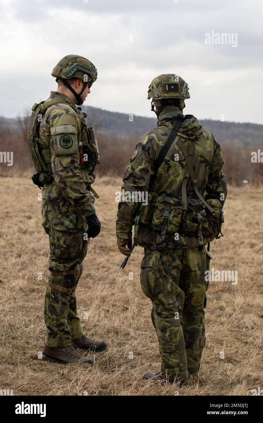 Les soldats tchèques se préparent à tirer une arme anti-char de AT4, 4 mars 2022, dans la zone militaire de Žďár, dans le nord-ouest de la République tchèque. Le 2/34th participe à l'exercice multinational de deux semaines, Sabre Strike 22. Cet exercice améliore la préparation et les relations entre les alliés de l'OTAN dans la région européenne. Banque D'Images