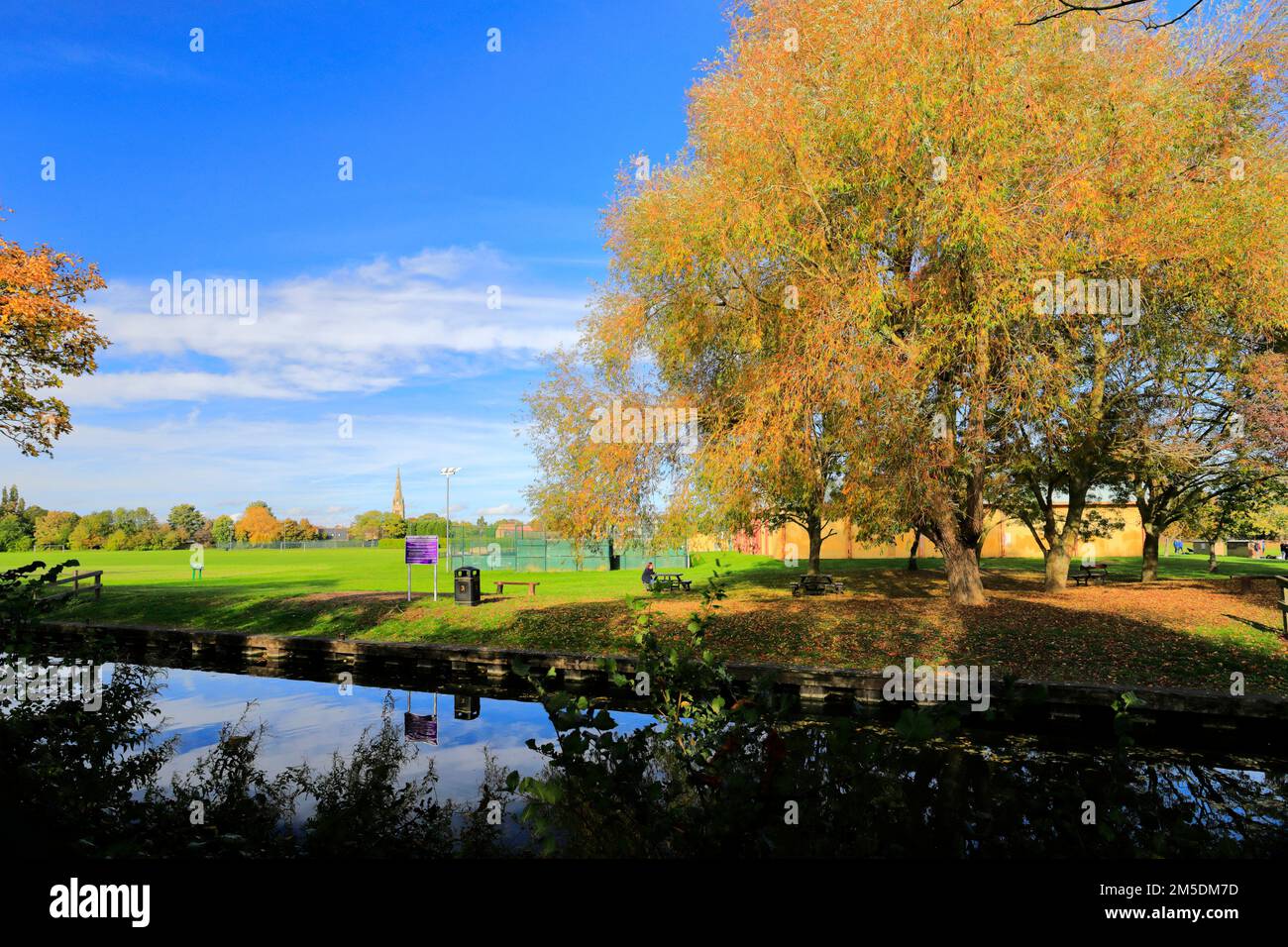 Couleurs d'automne le long de la rivière Briggate, ville de Whittlesey, Cambridgeshire, Angleterre, Royaume-Uni Banque D'Images