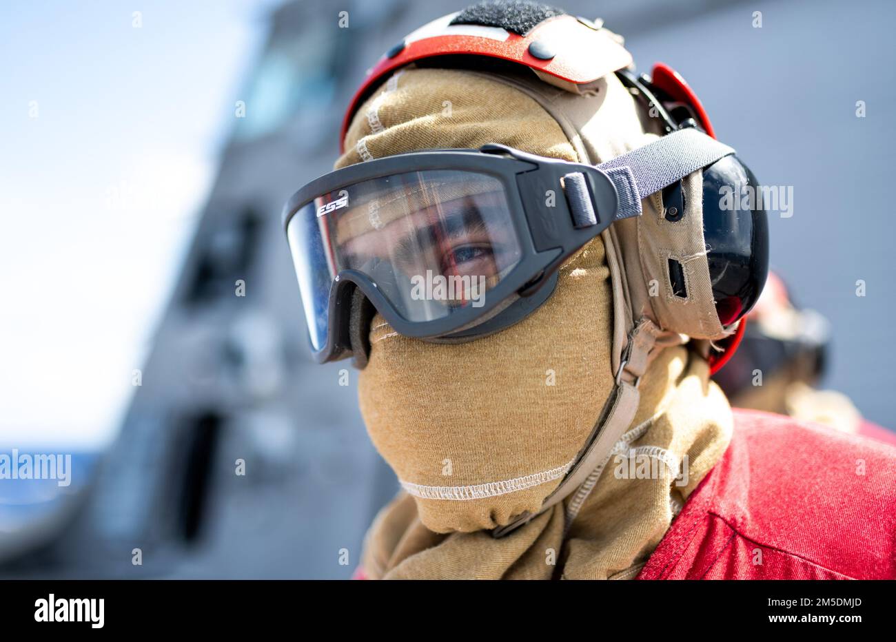 220305-N-LI768-1041 MER DES PHILIPPINES (5 mars 2022) – dégâts Controlman 3rd classe Todd Paige, de Philadelphie, se tient sur le pont de vol pendant l'entraînement au contrôle des dommages de l'aviation à bord du navire de combat littoral Independence-variant USS Tulsa (LCS 16). Tulsa, qui fait partie du Destroyer Squadron (DESRON) 7, est sur un déploiement rotatif, opérant dans la zone d'exploitation de la flotte américaine 7th afin d'améliorer l'interopérabilité avec les partenaires et de servir de force de réaction prête à l'appui d'une région Indo-Pacifique libre et ouverte. Banque D'Images