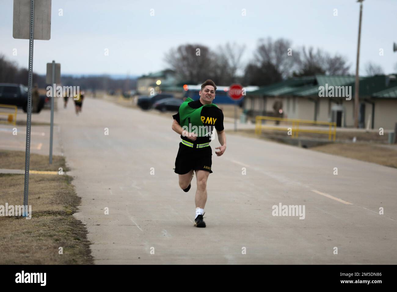 Le Sgt Reece Heck, membre du Détachement des affaires publiques mobiles de 145th, commandant de 90th troupes, Garde nationale de l'Armée de l'Oklahoma, approche de la ligne d'arrivée de la course de 2 milles, qui est l'événement final du test de condition physique de l'Armée de terre. M. Heck a passé le test de condition physique lors de la compétition du meilleur guerrier au centre d'entraînement du Camp Gruber, Oklahoma, 3 mars 2022. La compétition Best Warrior est un événement annuel de trois jours qui réunit des soldats de haut niveau pour tester leurs compétences dans une variété de tâches et d'exercices de guerrier. Les concurrents vont subir des essais en navigation terrestre, en stratégie de tir et en arme Banque D'Images