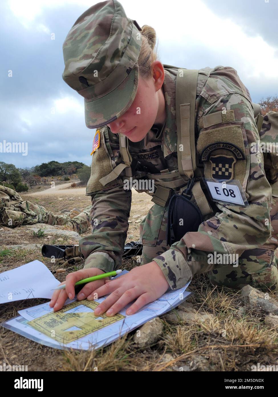 Hallie Koches, une chanteuse de la bande militaire 78th de la Division de préparation 99th, participe au 3-6 mars de compétition du meilleur guerrier du Consortium de FY22 au Camp Bullis sur la base conjointe de San Antonio, Texas. Le concours du meilleur guerrier du Consortium de FY22 a débuté par une marche sur route de 12 kilomètres et met au défi les soldats avec des tâches telles que la qualification avec diverses armes, le test de forme physique de combat de l'Armée, la survie de l'eau, le parcours d'obstacles, la navigation terrestre et la guerre urbaine. Le CBWC est un événement conjoint qui met en vedette des soldats appartenant à plusieurs commandements de la Réserve de l'Armée de terre de partout au pays, y compris l'Trainin de 80th Banque D'Images